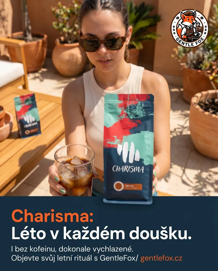 Anuncio de producto para el café descafeinado GentleFox Charisma: una mujer sosteniendo la bolsa de café y un café helado en una terraza soleada